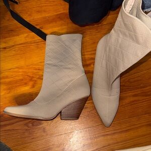 Amazon Essentials Quilted Beige Ankle Boots